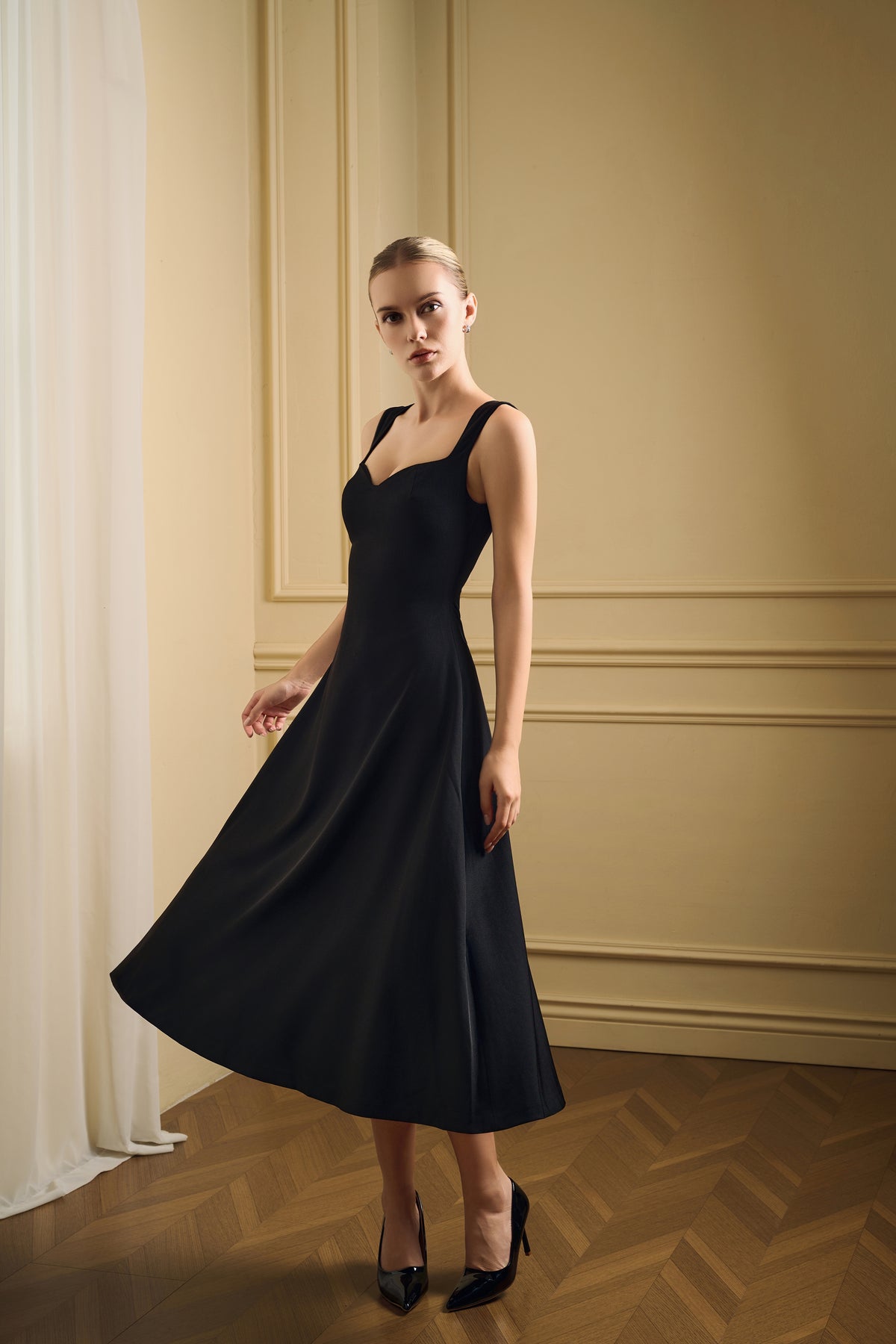 Caroline Sweetheart Neckline Sleeveless Dress